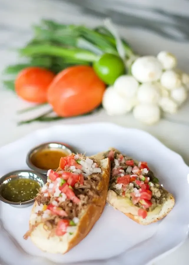 Receta de pato emplatada con presentación artesanal